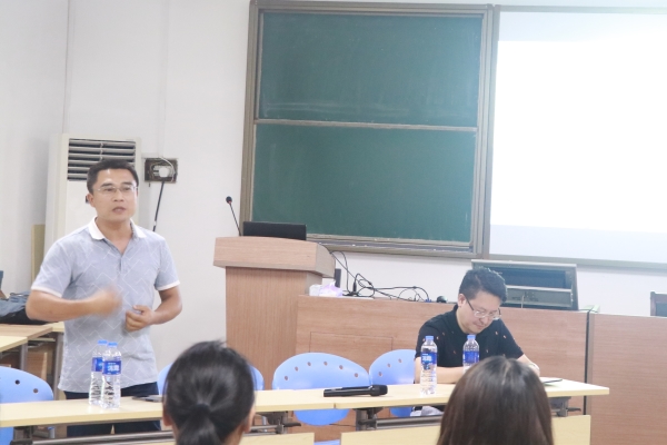 会展管理系副主任孟奕爽为新生介绍专业情况